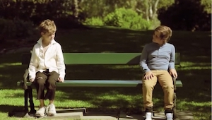En un banco en el parque se sentaron dos chicos, uno rico y otro pobre. De repen